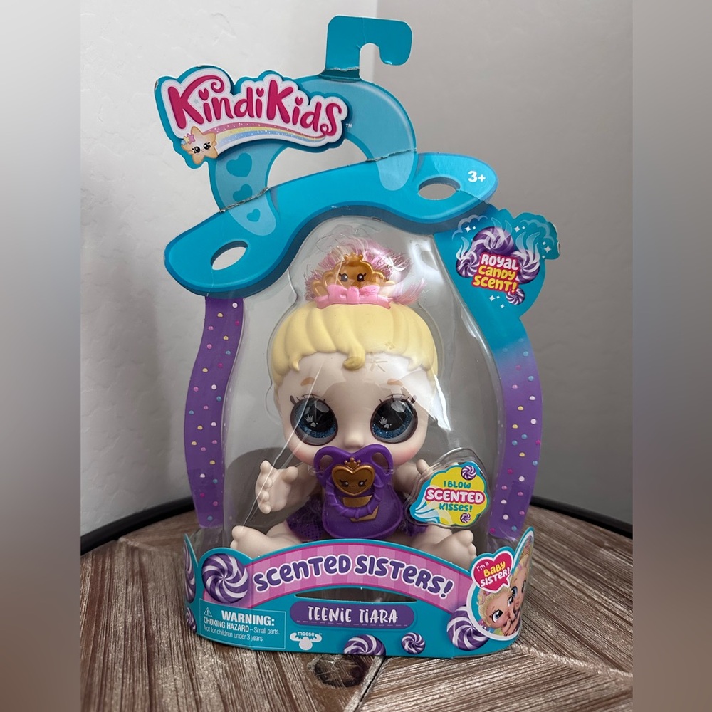 Kindi Kids Scented Sisters 6.5" Doll and 2 Accessories - Teenie Tiara - Picture 8 of 8